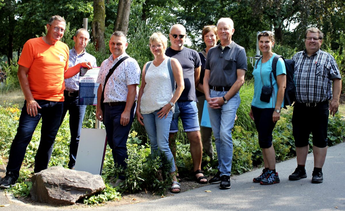 Die gesamte Gruppe bei der Führung durch den Max-Reger-Park. Foto: Reinhard Kreuzer