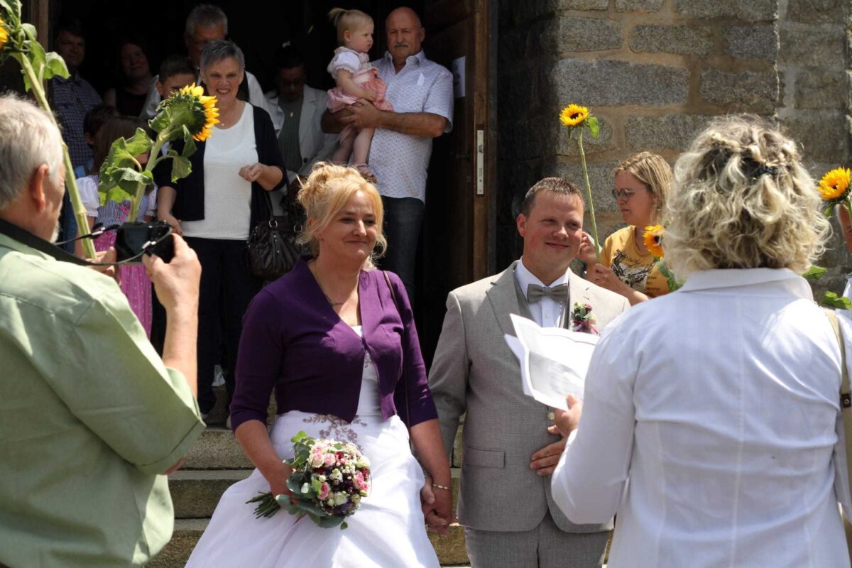 Am 1. Juli haben Bianca und Tobias geheiratet. Spalier standen Arbeitskollegen von Tobias, Bestattung Bauer aus Weiden. Foto: Privat