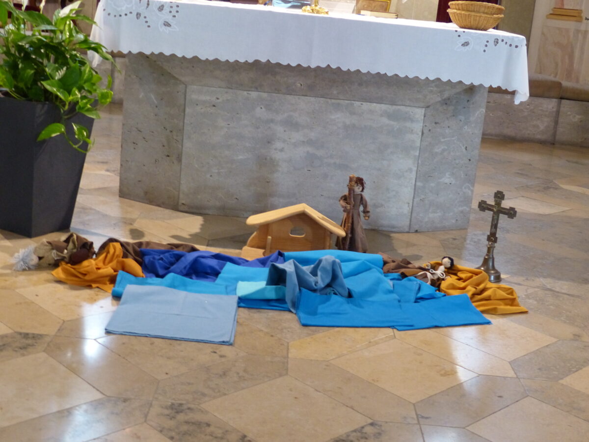 Die abgelegten Gegenstände am Altar. Foto: Hans Meißner