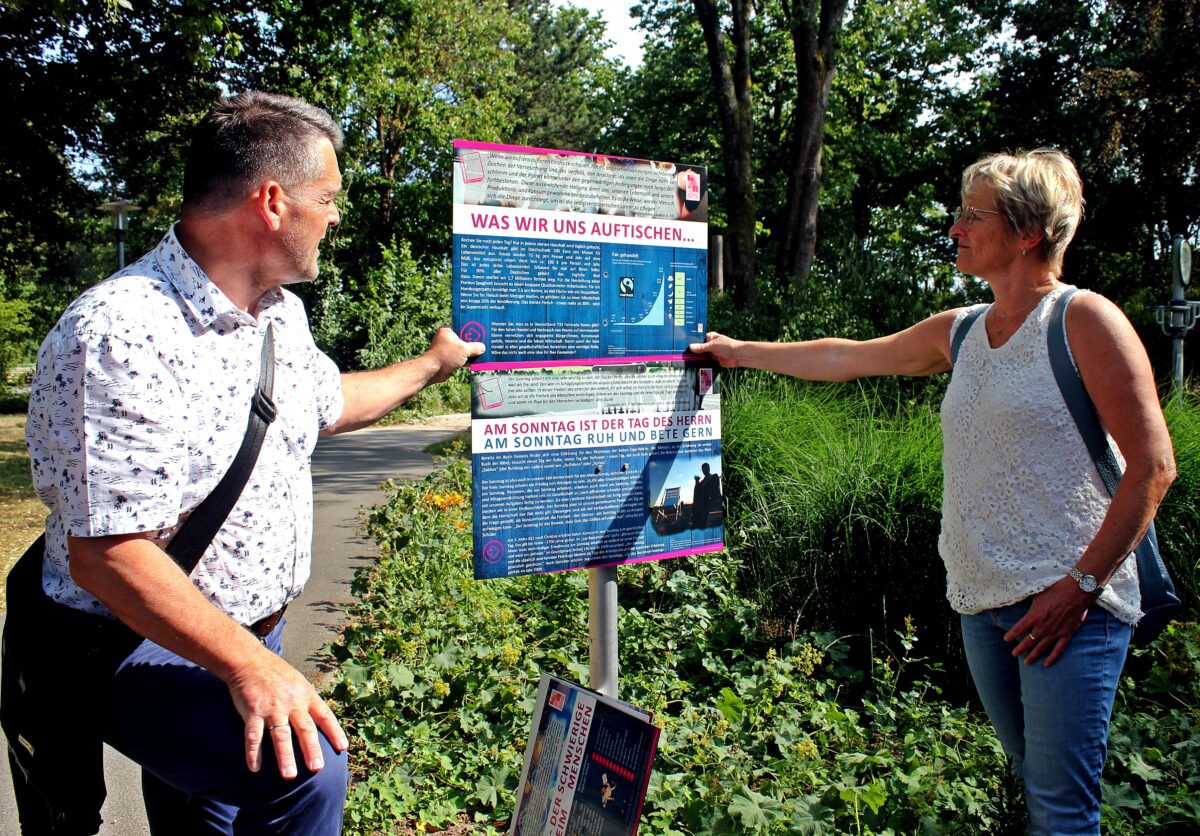 Das Aufstellen eines Plakates mit links Markus Nickl, rechts Dr. Barbara Kindl. Foto: Reinhard Kreuzer