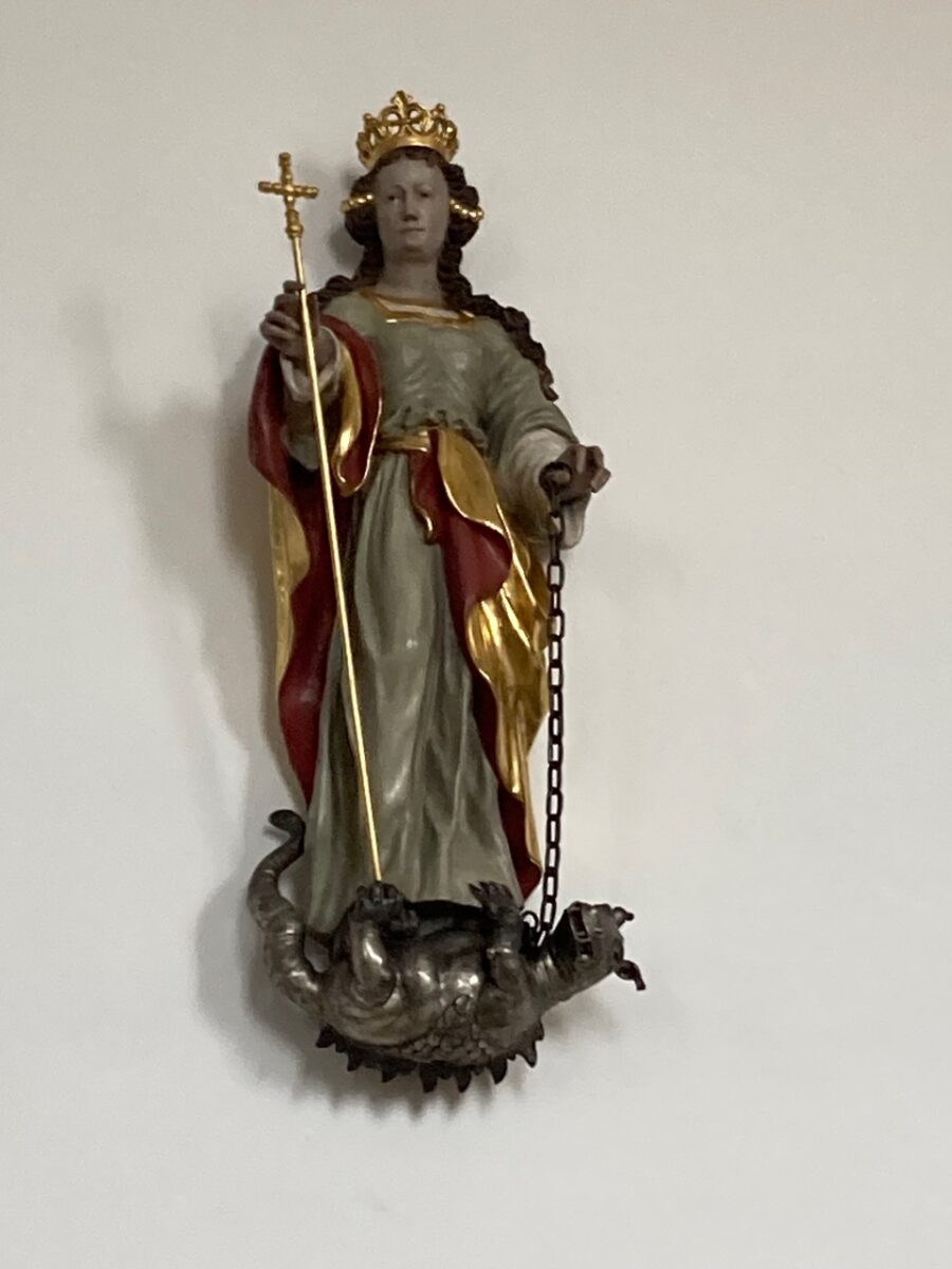 Die Kirchenpatronin „Heilige Margareta“, welche links im Presbyterium angebracht ist. Foto: Sieglinde Schärtl
