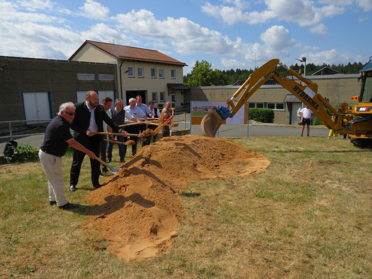 Im vergangenen Jahr wurde mit dem Bau eines neuen Betriebsgebäudes der Steinwaldgruppe in Oed begonnen. Foto: Johann Adam 