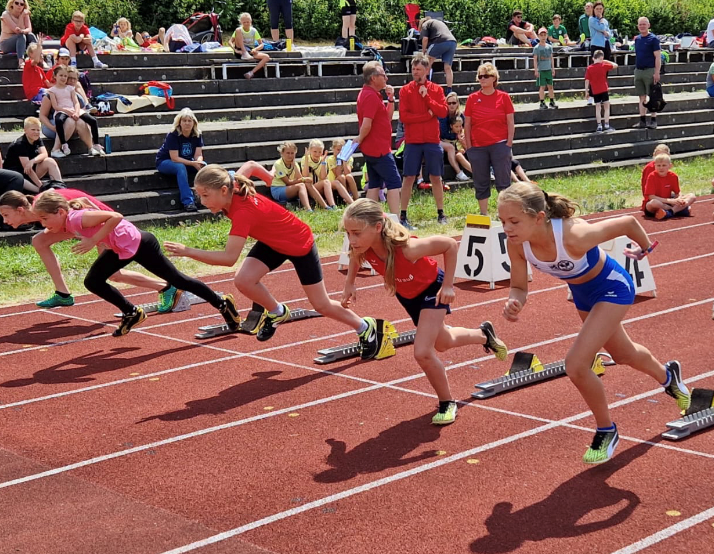 Packende Wettkämpfe lieferten sich die jungen Leichtathletinnen und Leichtathleten in Vohenstrauß. Das Foto zeigt den Start der Klasse W 11 über die 50 m mit Matilda Malzer. Foto: Klaus Nigg
