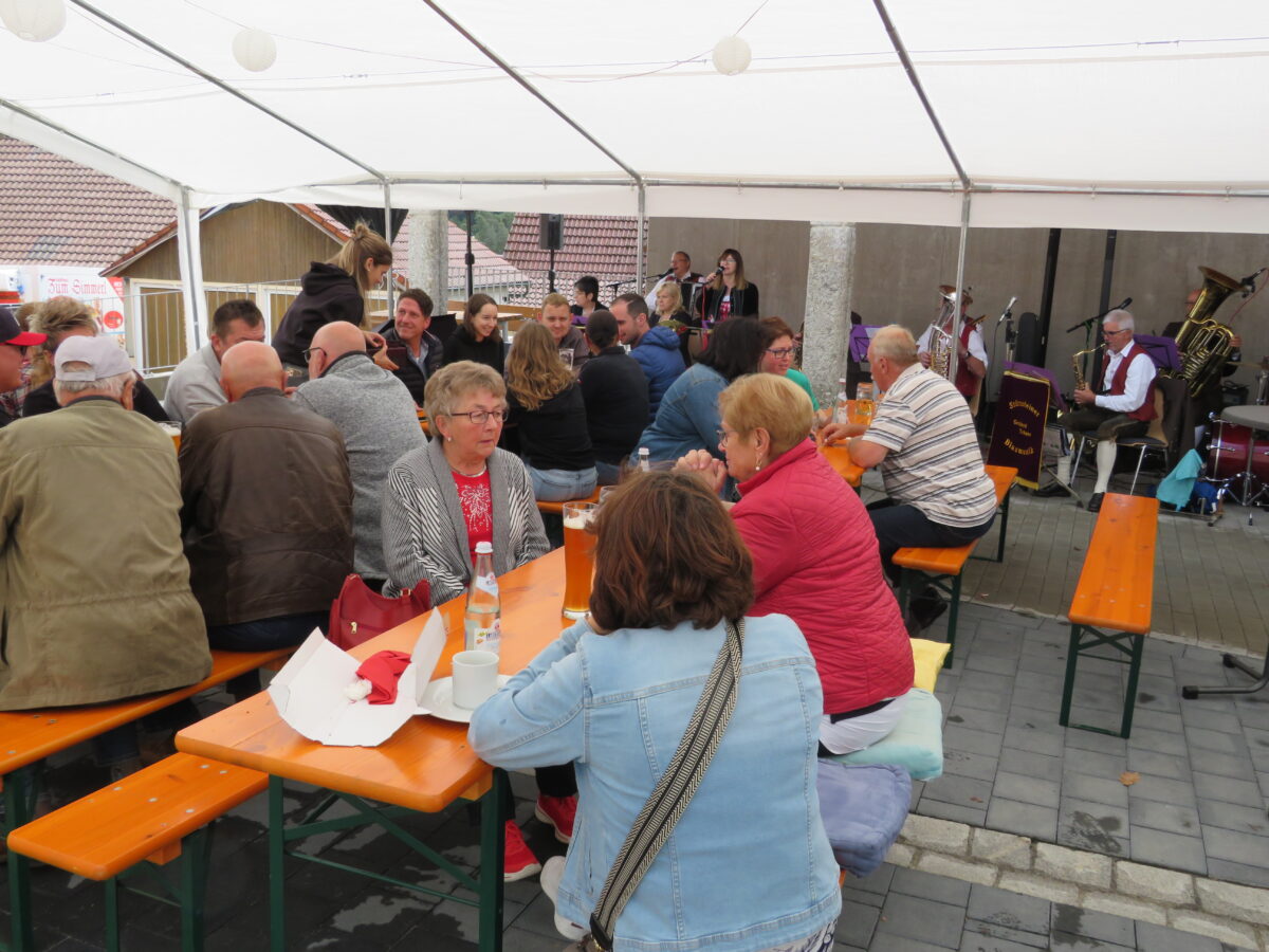 Unterm Zelt feierten die Besucher beim Backofenfest in Störnstein. Foto: Johann Adam
