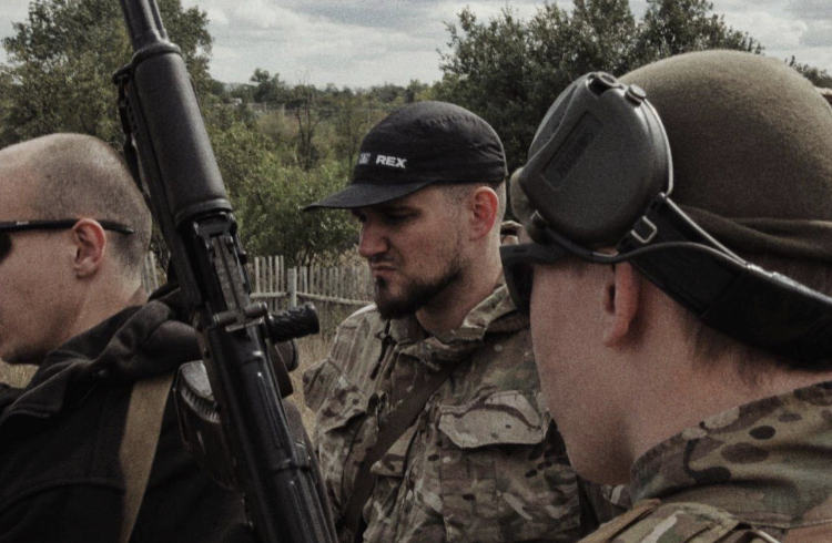 Neonazis nutzen den Krieg in der Ukraine, um sich in Szene zu setzen. An der Front 