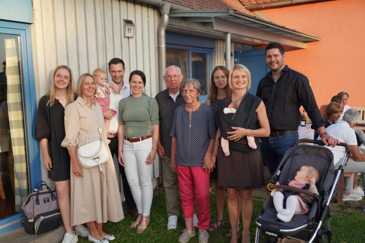 Im Kreise seiner Familie feiert Isidor Stahl (Mitte) seinen 80. Geburtstag. Foto: Franz Völkl