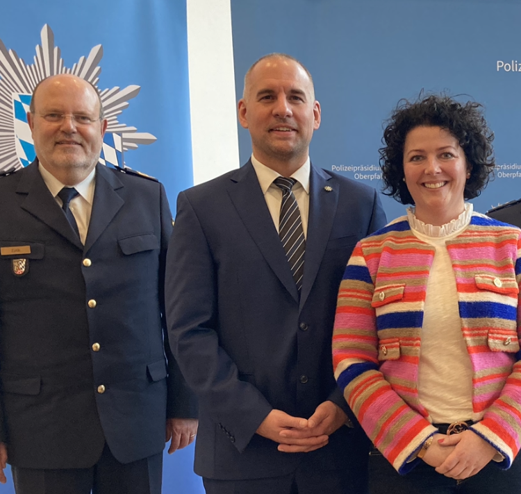 Der neue Kripochef Andreas Schieder mit Ehefrau Nadine und Polizeipräsident Norbert Zink. Foto: Christine Ascherl