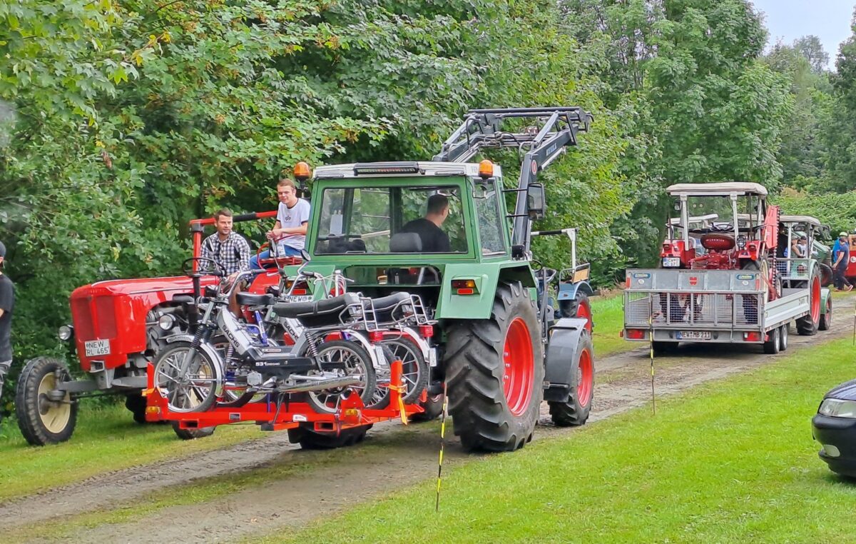 Feine Sachs-Mopeds – geschickt auf einen kaum jüngeren Fendt-Traktor geladen. Foto: Karl Seiler 