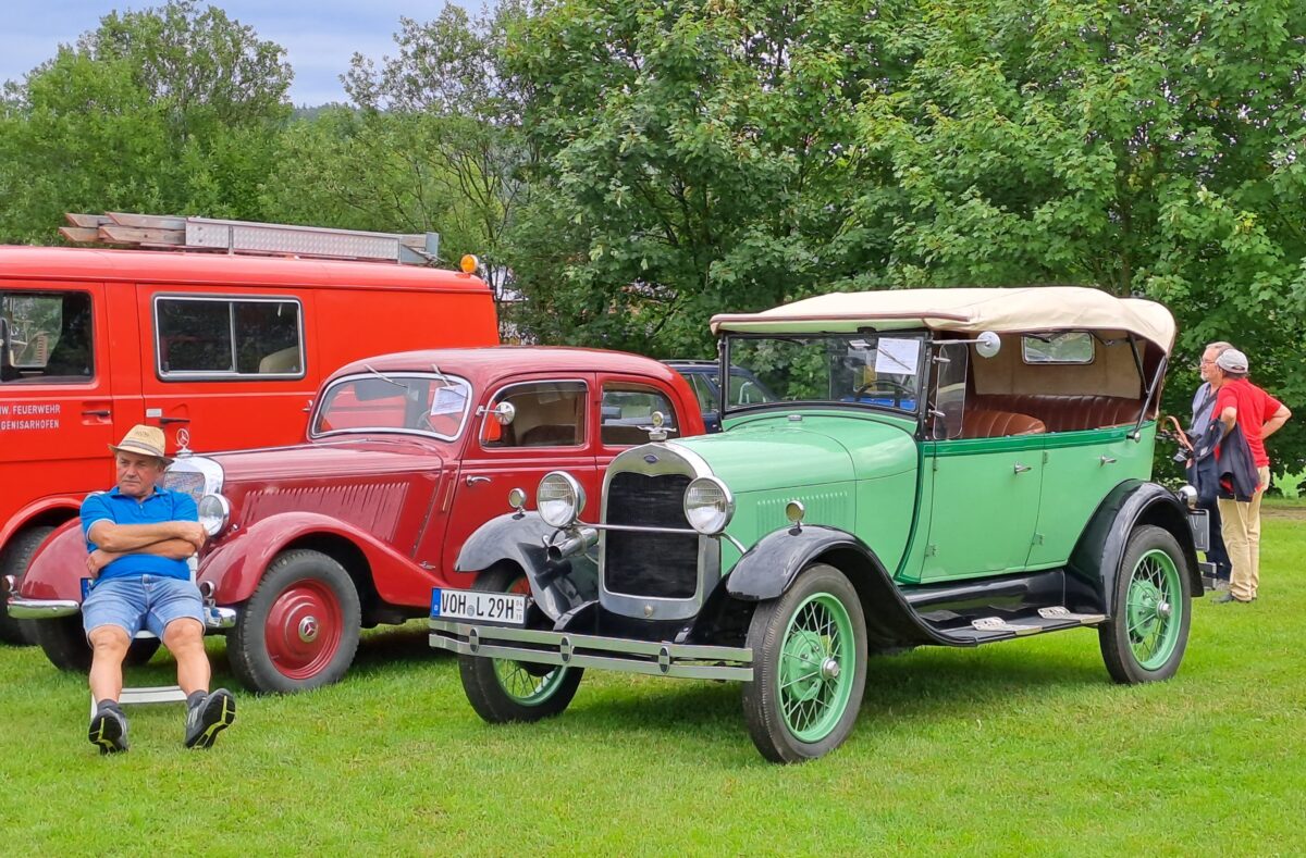 Zwei Jahrzehnte trennen den Mercedes 170 von 1948 und den Ford A von 1928. Foto Karl Seiler