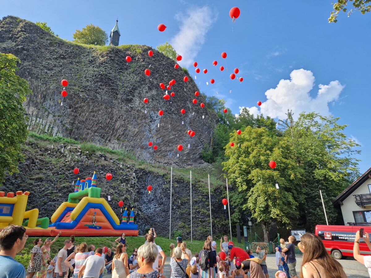 Die Kinder durften ihre roten Luftballons fliegen lassen. Foto: Georg Janner
