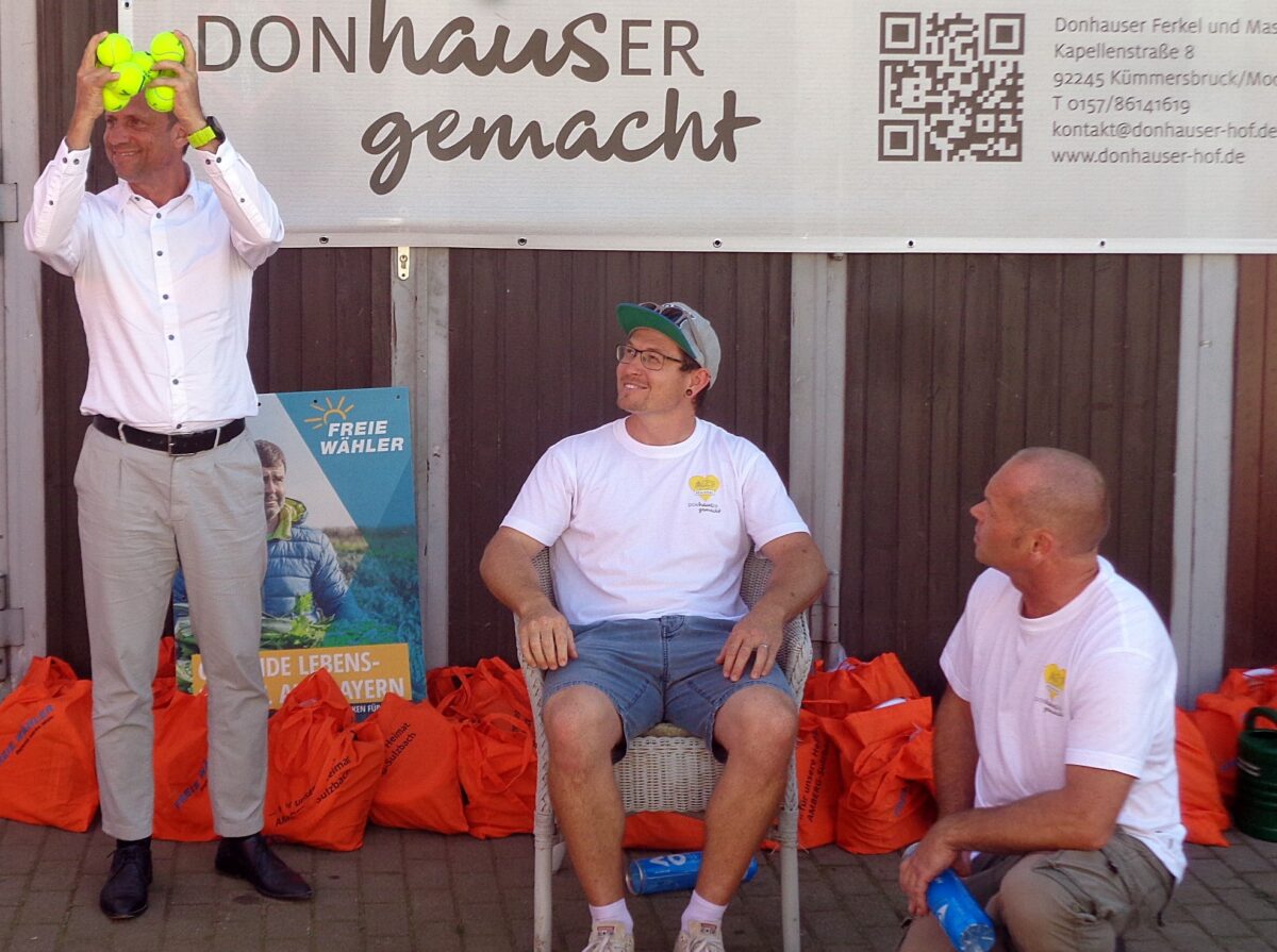Beim praktischen Beispiel: Umweltminister Thorsten Glauber mit Simon und Jürgen Donhauser. Foto: Peter Gattaut