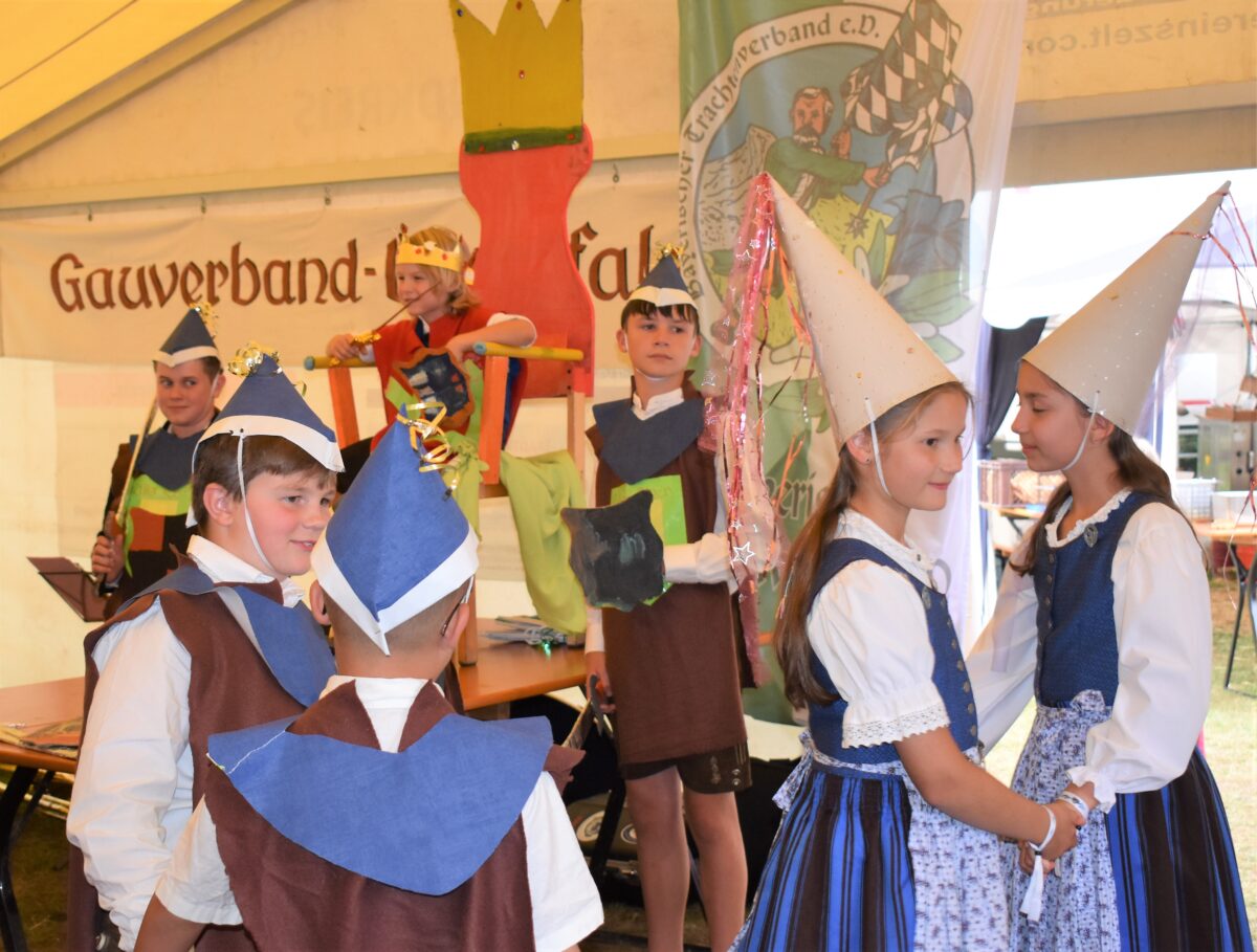 Die Kinder und Jugendlichen präsentierten ein selbst verfasstes Märchen. Foto: Renate Gradl