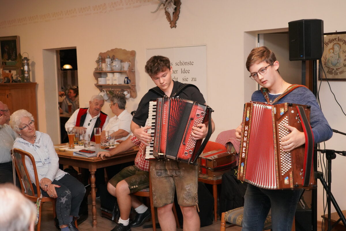 Der 16-jährige Simon Hefner aus Vilseck und Felix Lutter - rechts (18) aus Rehau spielen beim Maler – Michl in Waldthurn mächtig auf. Foto: Franz Völkl