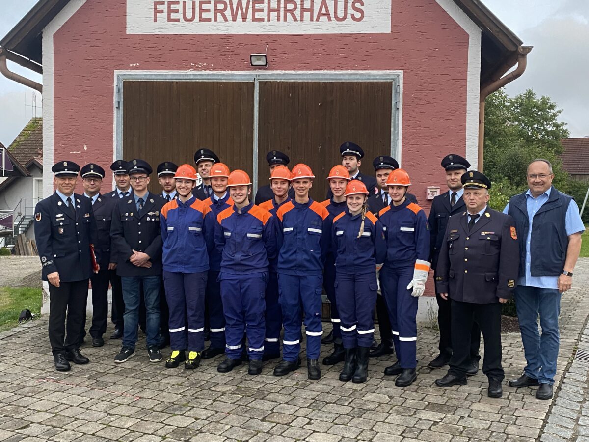 Der Nachwuchs (Mitte) für die Feuerwehren in Tännesberg.Foto.Josef Glas