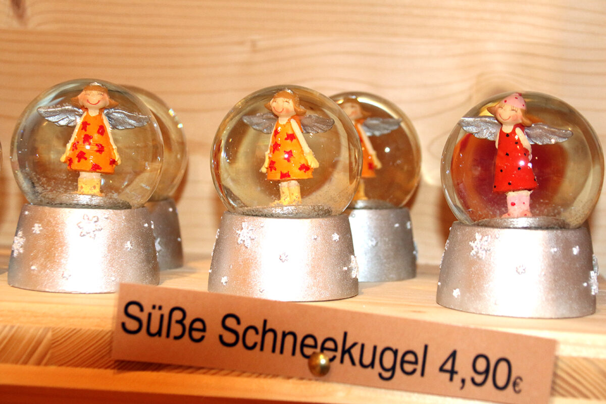 Karin Neumann gestaltet den perma-adventlichen Verkaufsraum liebevoll. Foto: Jürgen Herda