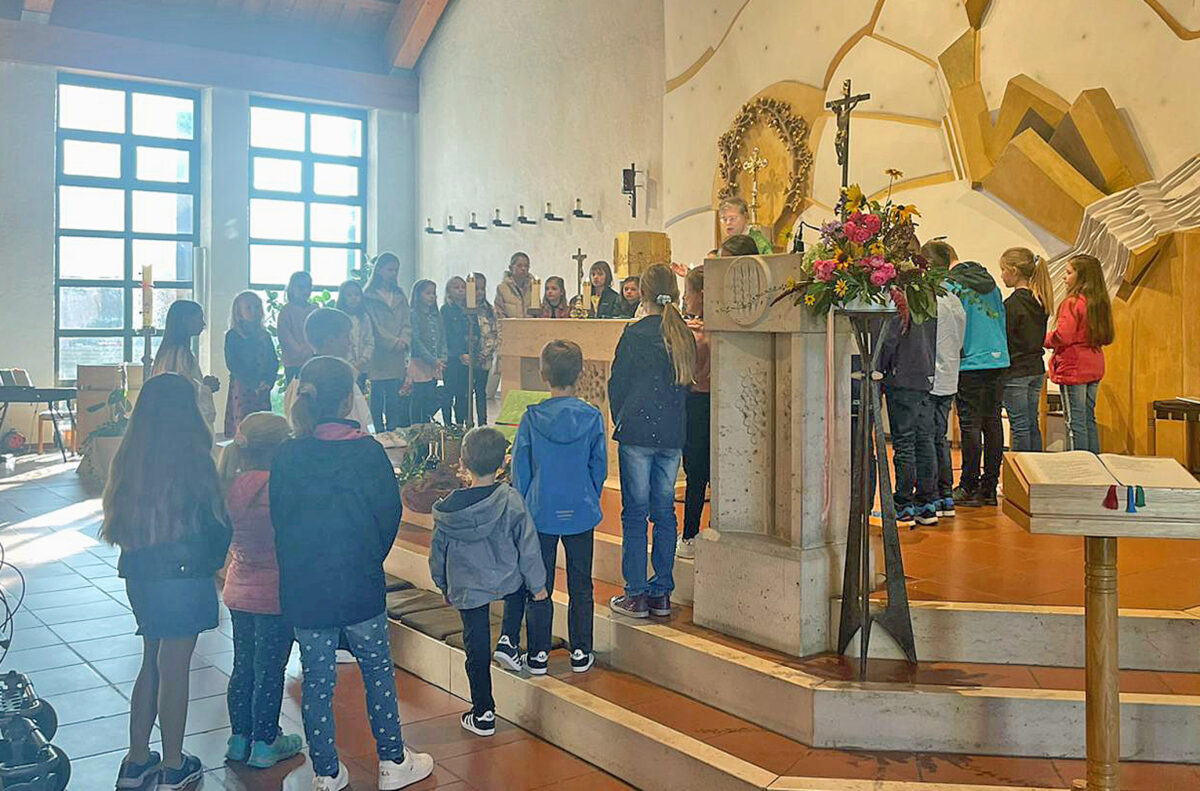 Mädchen und Buben am Altar beim Familiengottesdienst der Pfarrei St. Sebastian Waldthurn. Foto: Hannah-Sophia Hornstein
