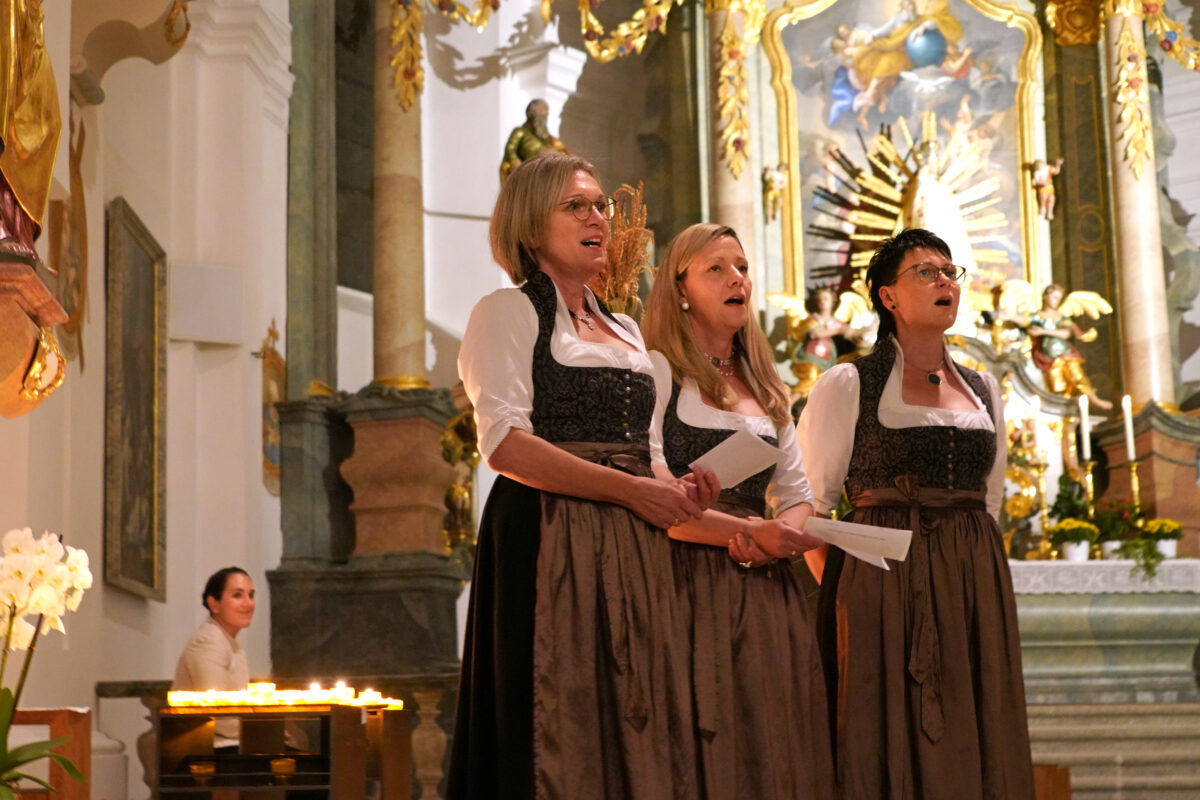 Marienlob mit TriAngel in der Wallfahrtskirche Fahrenberg (vorne von links: Doris Völkl, Steffi Daubenmerkl und Andrea Götz). Foto: Franz Völkl