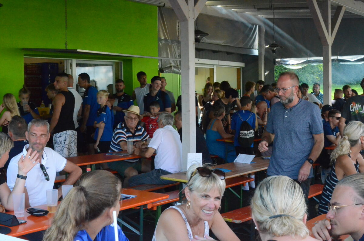 Die Besucher drängten sich beim Jugendtag des SpVgg SV Weiden Fördervereins. Foto: D. Nachtigall 