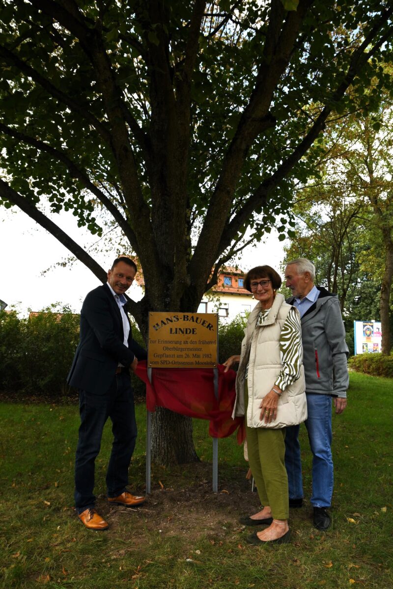 Oberbürgermeister Jens Meyer enthüllte mit Waltraud Koller-Girke und Horst Maschke enthüllen die Gedächtnistafel. Foto: D. Nachtigall 