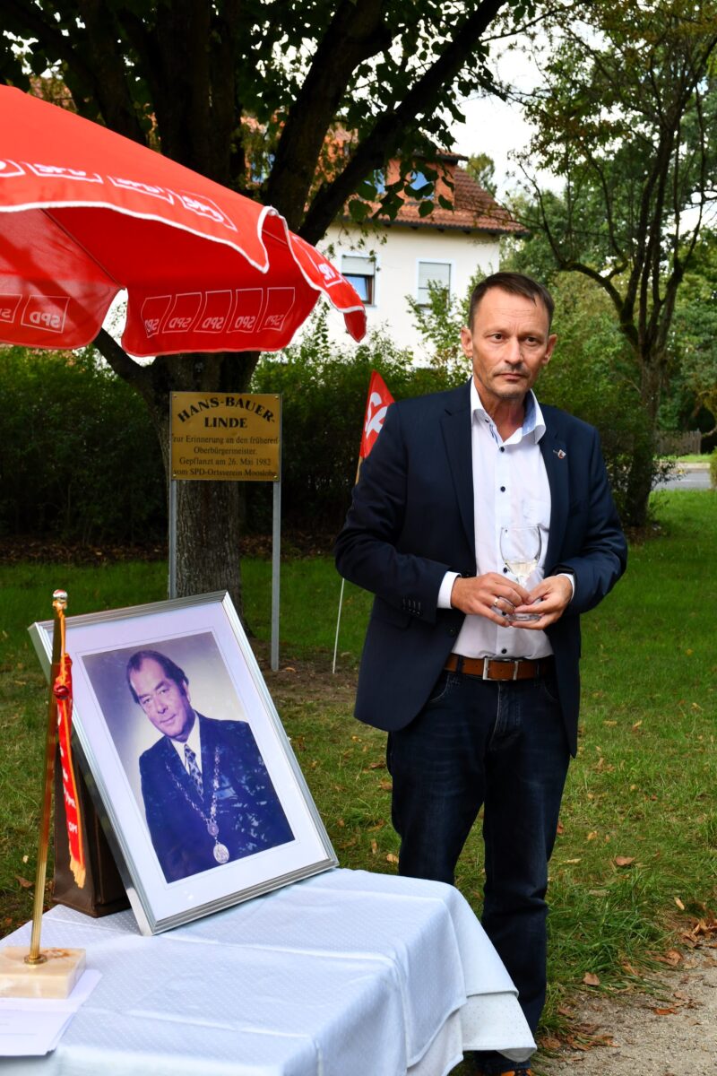 Oberbürgermeister Jens Meyer und das Bildnis von OB Hans Bauer. Foto: D. Nachtigall 