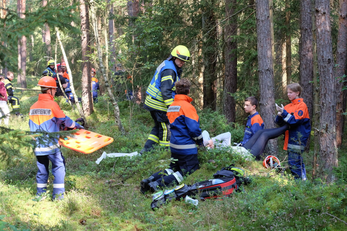 Die zwei verletzten Personen wurden im Wald gefunden und stabilisiert. Foto Sylvia Wallinger
