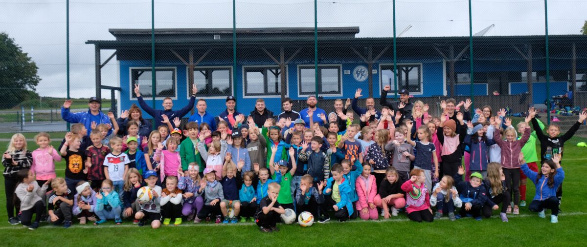 Das FC-Team beim Weltkindertag des Fußballs mit den Schülerinnen und Schülerin der Grundschule am Rauhen Kulm. Foto: Robert Dotzauer