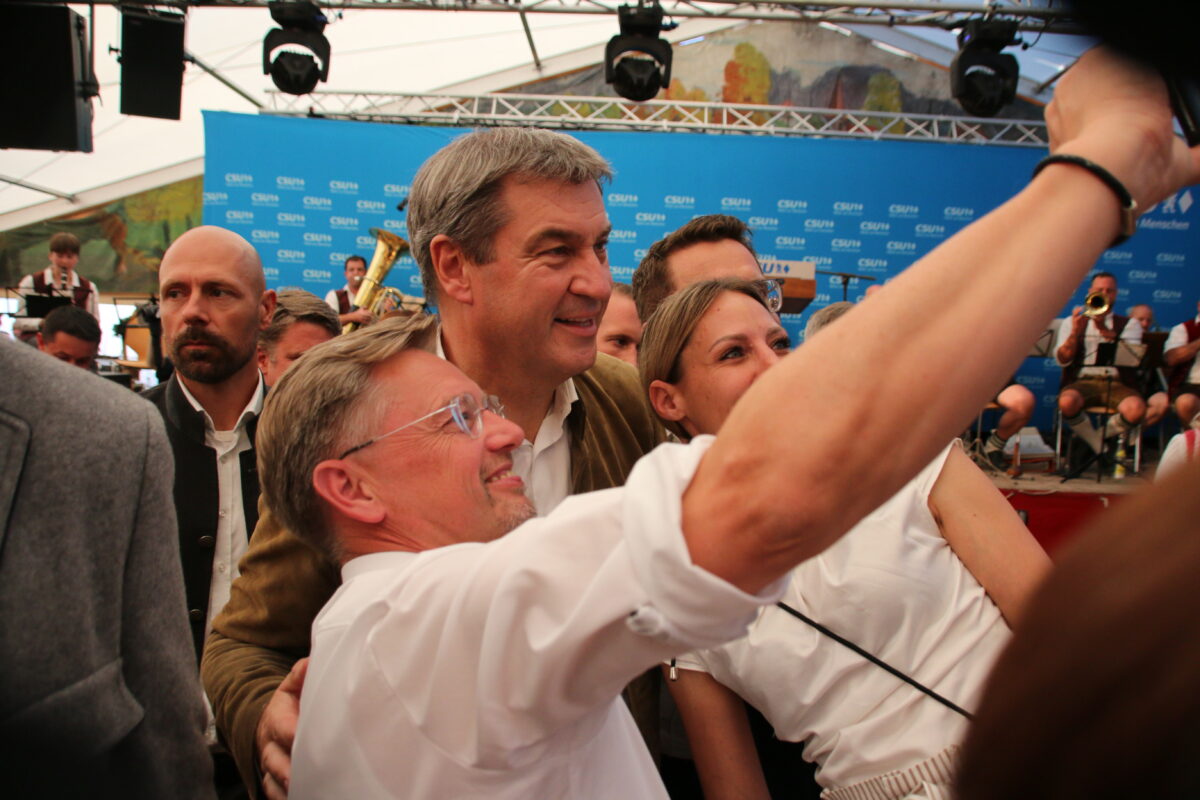 Die Landtagskandidaten Tobias Reiß und Stefanie Dippl nutzen die Gelegenheit für ein Selfie mit dem Ministerpräsidenten. Foto: Stefan Neidl