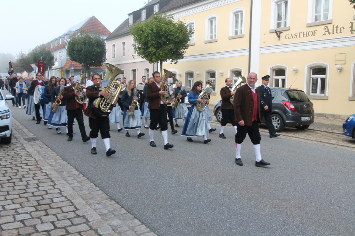 Das Vereinsorchester des Musikvereins Waidhaus führt den Kirchenzug an. Foto: Josef Pilfusek