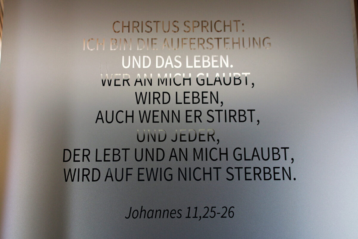 Markus Brauns Kolumbarium: Im interkonfessionellen Gedenkraum gibt es eine katholische und eine evangelische Tür mit Inschrift. Foto: Jürgen Herda