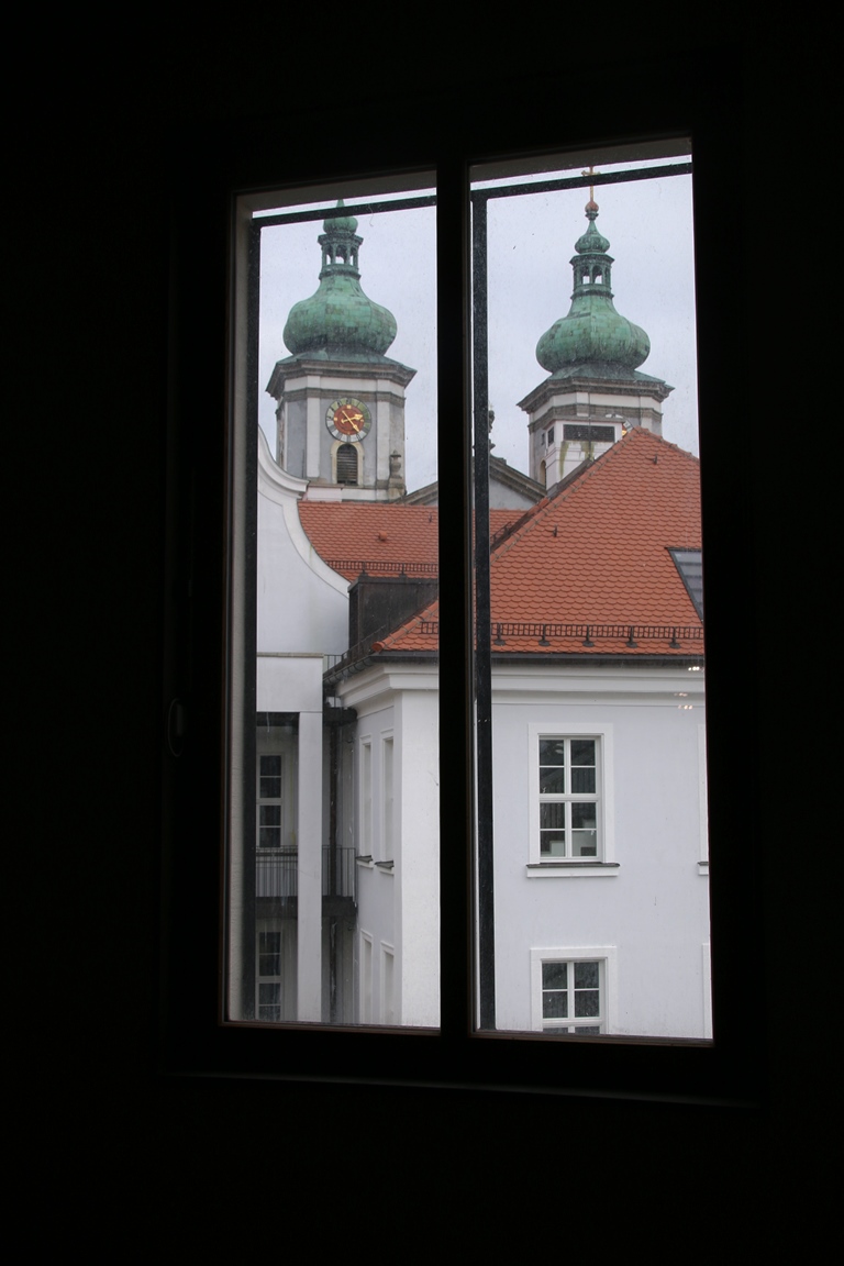 Markus Brauns Kunsthaus Waldsassen: Blick durchs Fenster auf die Basilika-Türme. Foto: Jürgen Herda