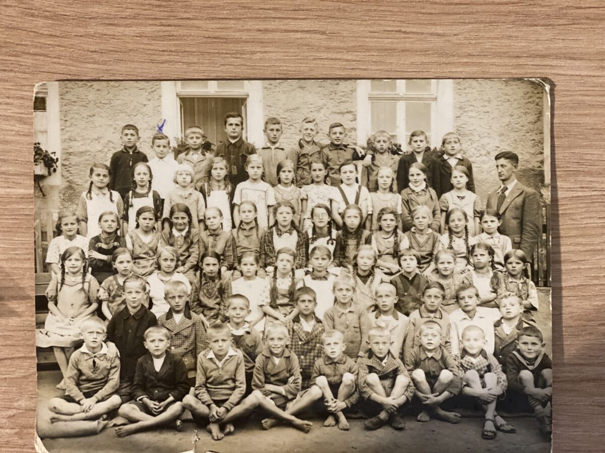 Ein Klassenbild aus der Volksschule Waldthurn. Lorenz ist hintere Reihe, Zweiter von links (er ist mit einem Kreuz markiert). Foto: privat