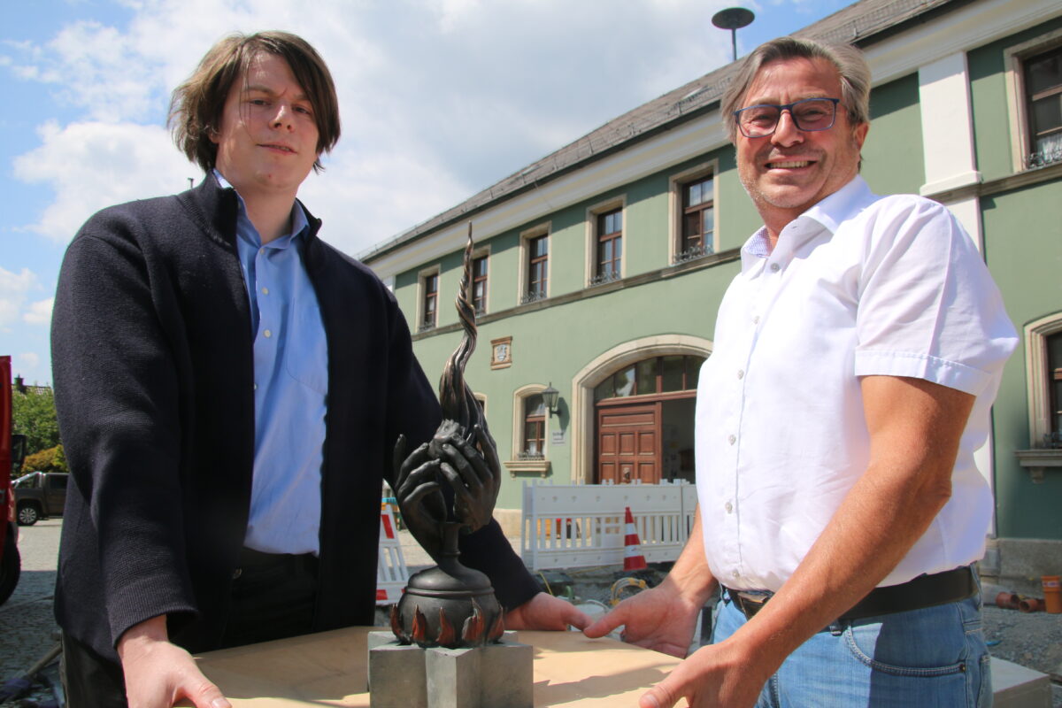 Bildhauer Harald Bäumler und Eslarns Bürgermeister Reiner Gäbl langen zu. Foto: Jürgen Herda  