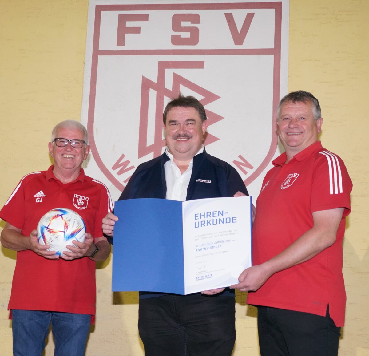 Zum 70-jährigen Jubiläum des FSV Waldthurn gratuliert Kreisspielleiter Albert Kellner (Mitte) aus Vilseck und übergibt eine Ehrenurkunde und einen Spielball an Josef Götz (links) und Peter Sollfrank. Foto: Franz Völkl