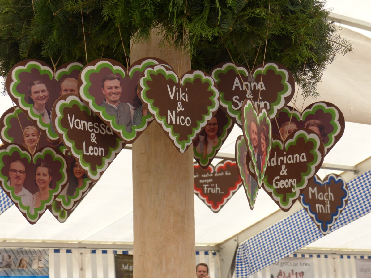 Am Kirwabaum hingen Herzen mit den Namen und Bildern der Kirwapaare. Foto: Hans Meißner