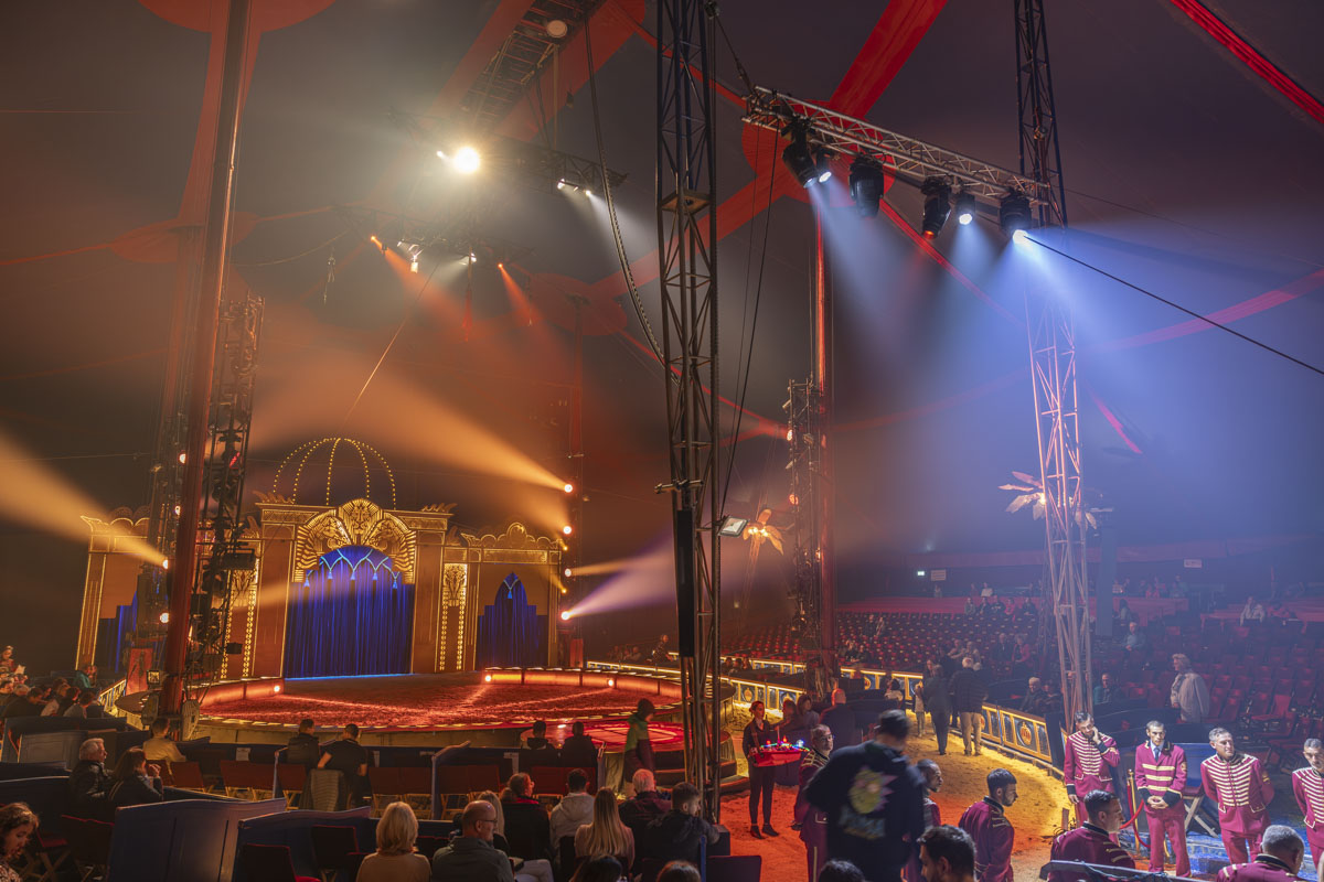 Das größte reisende Zirkuszelt  der Welt umfasst 3000 Plätze. Foto: OberpfalzECHO/David Trott