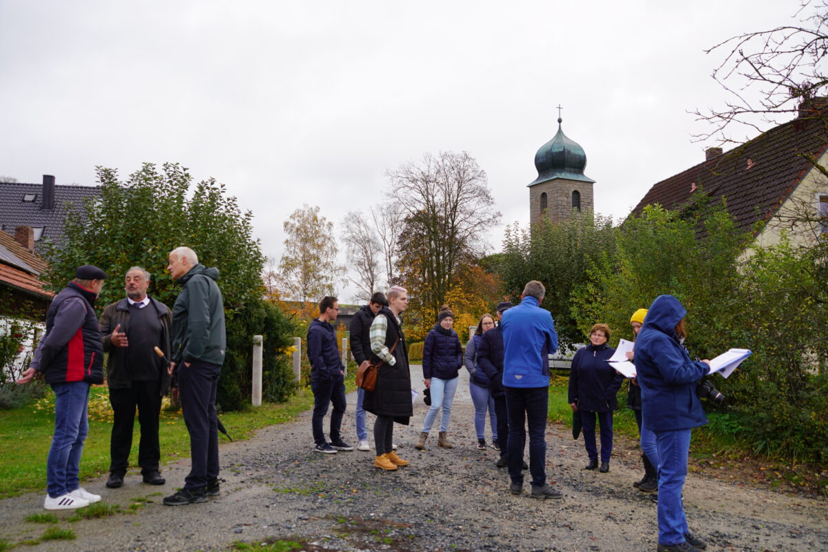 Die Bewertungskommission geht mit den Albersriethern durch das Dorf. Foto: Franz Völkl