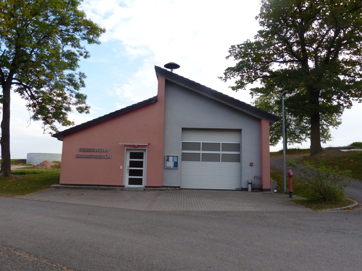 Das Feuerwehrgerätehaus in Hannersgrün ist für das neue Einsatzfahrzeug gerüstet. Foto: Hans Meißner
