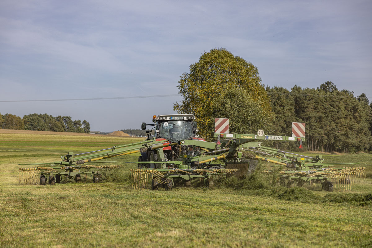 Bei dieser Arbeit wird das Gras für Häcksler auf ein paar wenige Linien zusammengelegt. Foto: OberpfalzECHO/David Trott