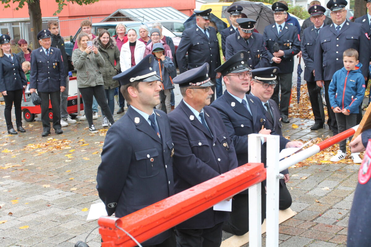 Die Führungsriege der Feuerwehr Hagendorf bittet knieend um die Übernahme. Foto: Josef Pilfusek