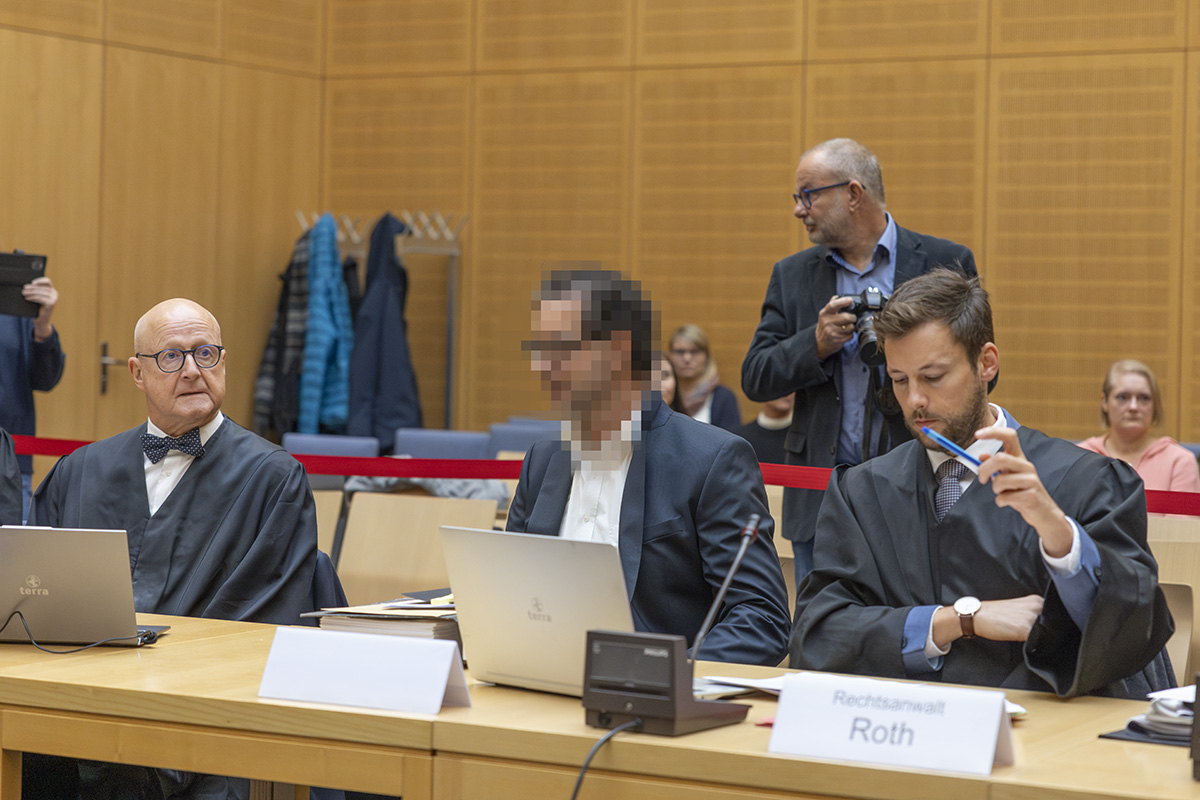 Der angeklagte Aufsichtsratsvorsitzende mit seinen Anwälten Michael Haizmann und Philip Roth. Foto: OberpfalzECHO/David Trott