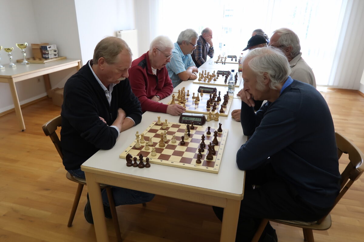 Acht Senioren spielten um die Oberpfalzmeisterschaft im Blitzschach. Foto: Bernhard Hoppen