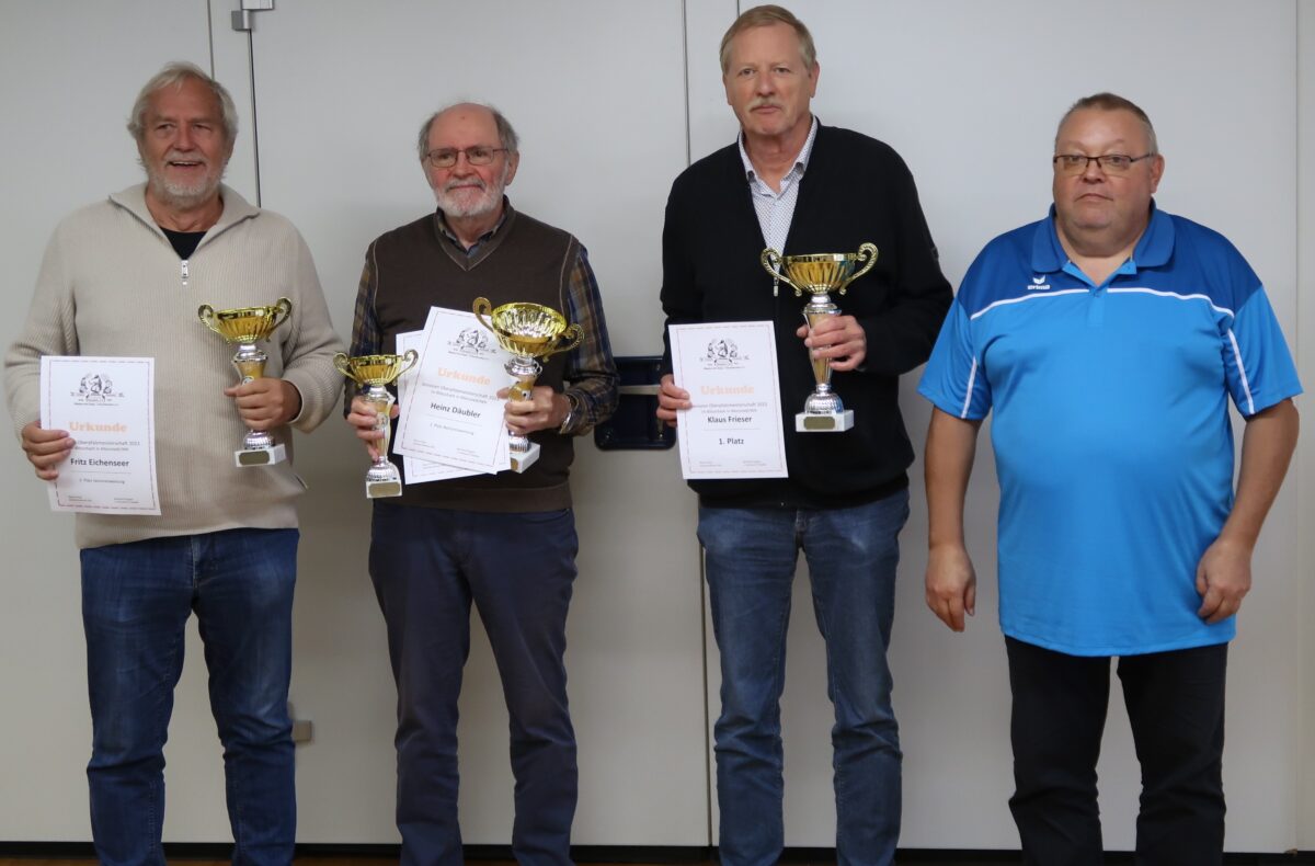 Die drei Erstplatzierten erhielten Pokale und Urkunden. Foto: Bernhard Hoppen