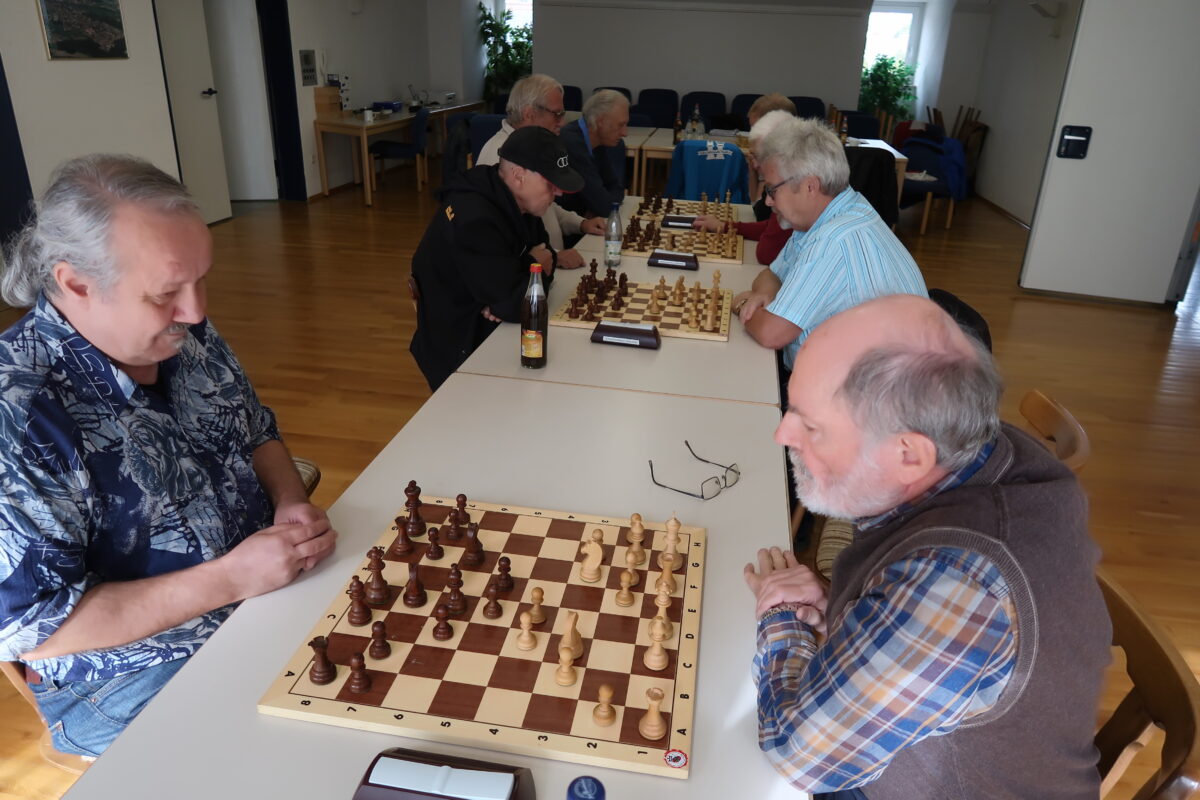 Spannende Spiele lieferten sich die Schachsenioren bei der Oberpfalzmeisterschaft in Altenstadt/WN. Foto: Bernhard Hoppen