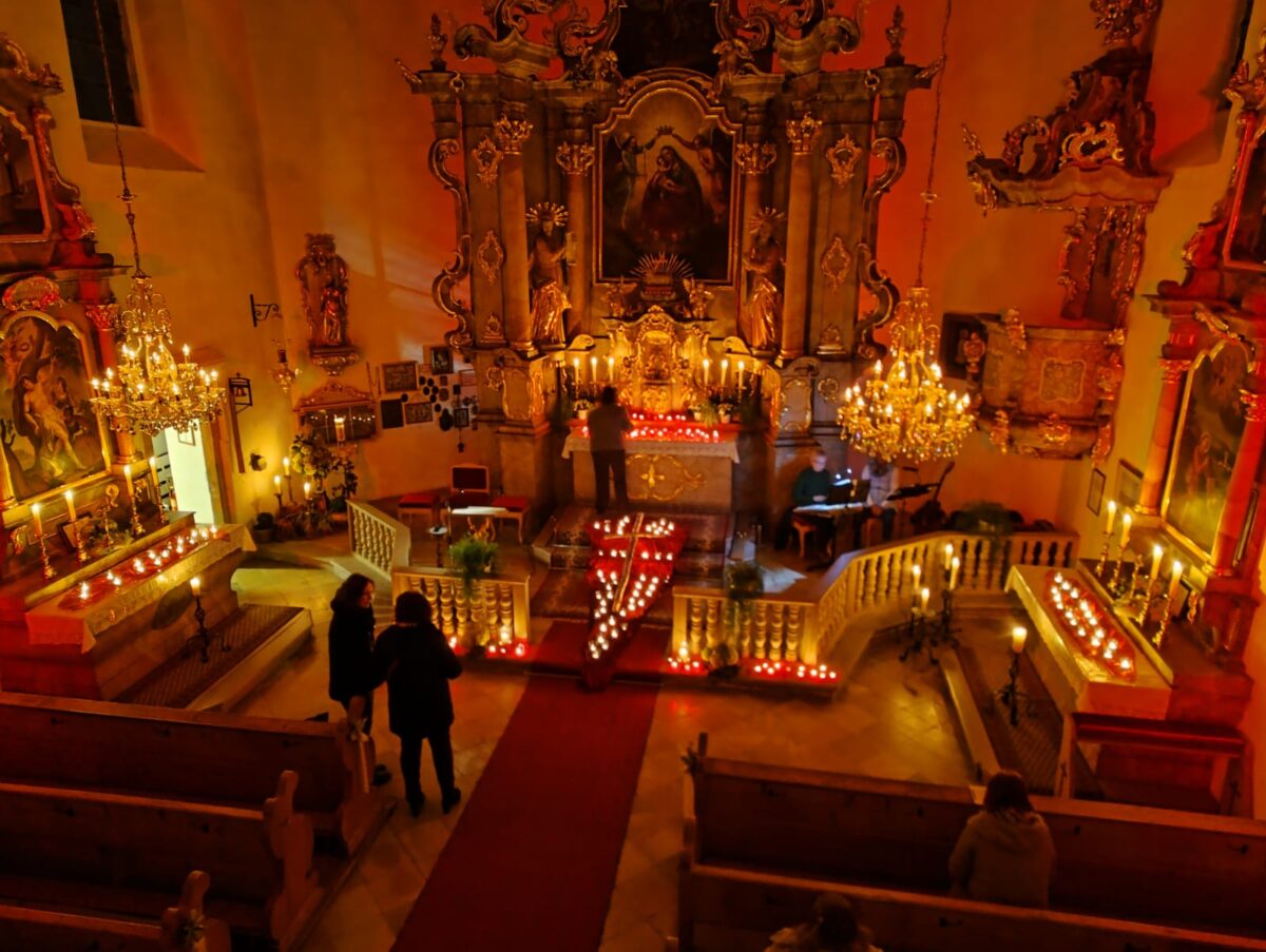 Die Kerzen erleuchteten die Kirche. Foto: Eva Seifried