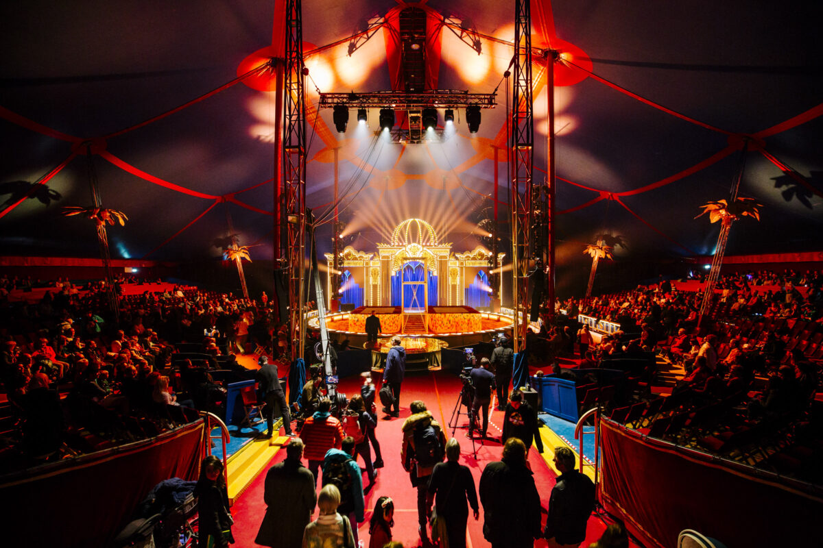 Gespielt wird im größten reisenden Circuszelt der Gegenwart mit rund 3.000 Sitzplätzen. Foto: Circus Krone 