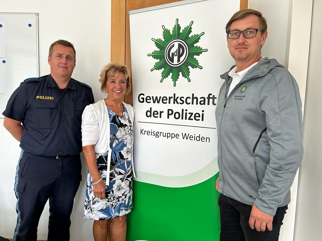 Die Organisatoren des Bürger- und Polizeiballs: (von links) Mario Schieder, Sieglinde Scharnagl, Wolfgang Bayerl. Foto: Christine Ascherl