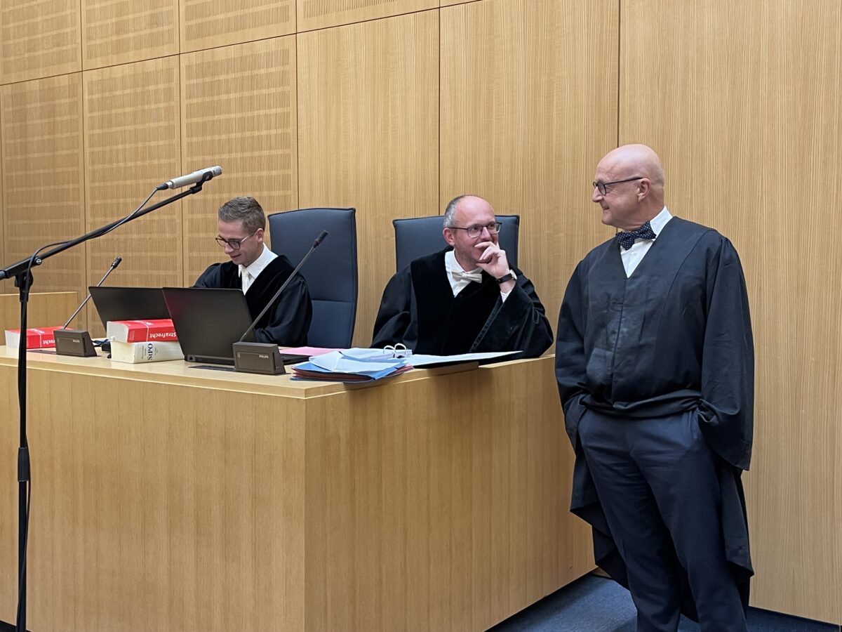Die Staatsanwälte Andreas Falk (von links) und Wolfgang Voit mit Verteidiger Michael Haizmann aus Regensburg. Foto: Christine Ascherl 