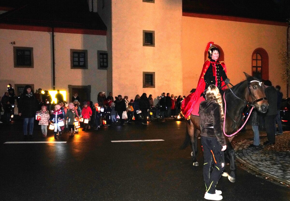 Mit stoischer Gelassenheit marschiert das Pferd „Lady Toskana“ mit ihrer Reiterin Rebecca Bergler beim Martinszug von der Pfarrkirche zur Kita. Foto: Franz Völkl

