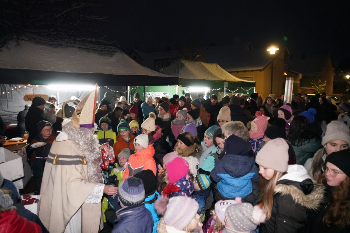 Vorweihnachtliche Worte findet der Heilige Nikolaus der Freien Wähler Waldthurn am Hostauplatz und verteilt anschließend seine Geschenksäckchen. Foto: Franz Völkl

