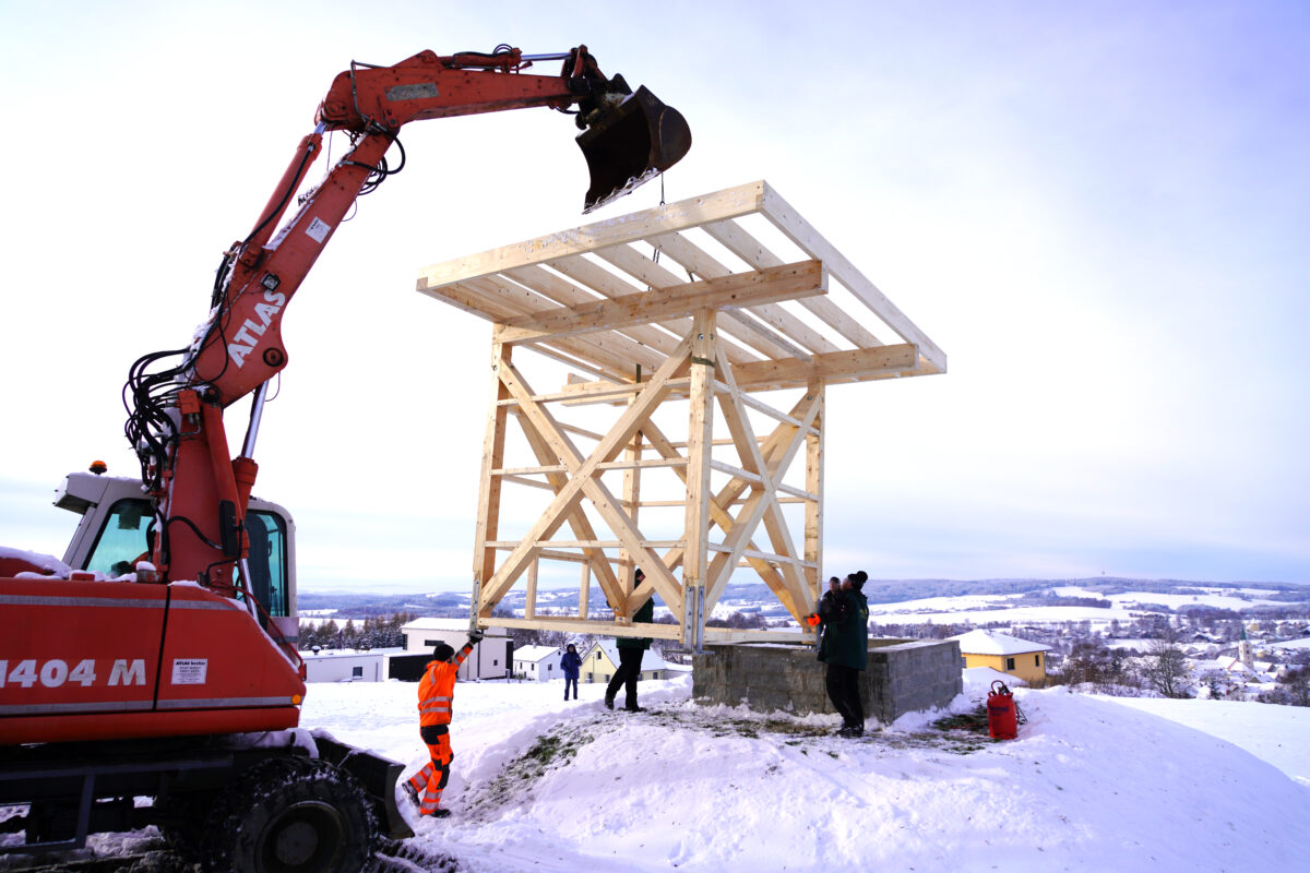 Der Aussichtsturm wird auf das Fundament aufgesetzt. Foto: Franz Völkl